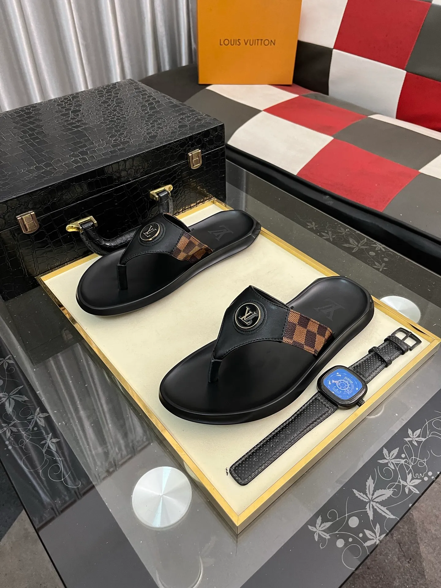 Men's shoes 💰260⌚️⌚️lv-Louis Vuitton) new men's sandals, high-end boutique, exquisite embossed logo decoration on the upper, fine workmanship, super soft soles, casual, loose and comfortable, a must-have in summer! \nsize: 38-443️⃣Colors available